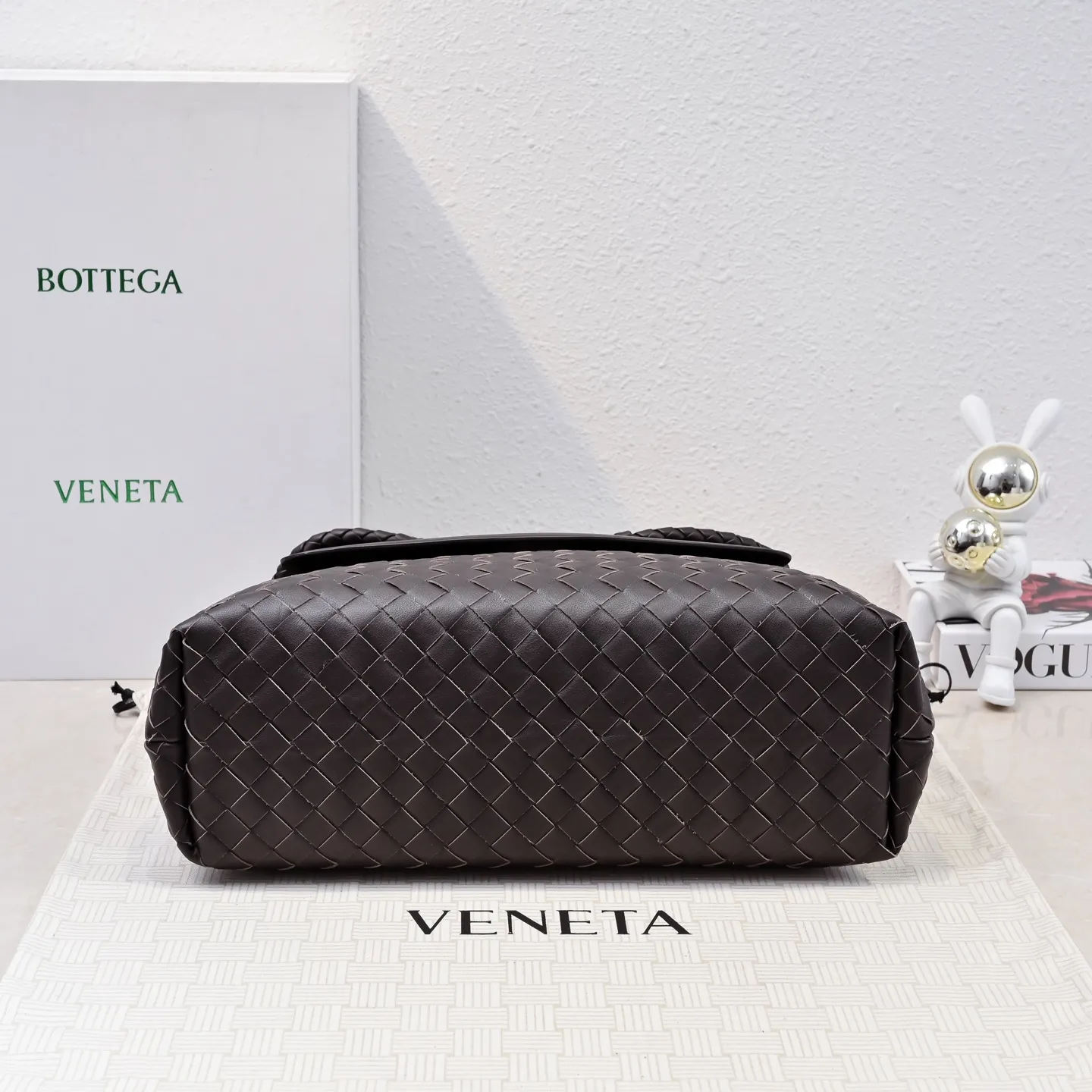 Batch 2460 #BV new men's Andiamo can be carried hand-held, on the shoulder or cross-body. It is a fashionable and versatile men's bag. The combination of lntrecciato woven iconic elements and smooth leather creates a unique cool style😎 The subtle luster and natural texture of the calfskin are high-end and fashionable. The flip-top design Knot shoulder straps and tough full leather shoulder straps are more private and can be used in more ways. No matter the size, it can accommodate a laptop, and it can be easily handled for daily commuting, business trips or travel. Model: 7715 Size: 37x26x13